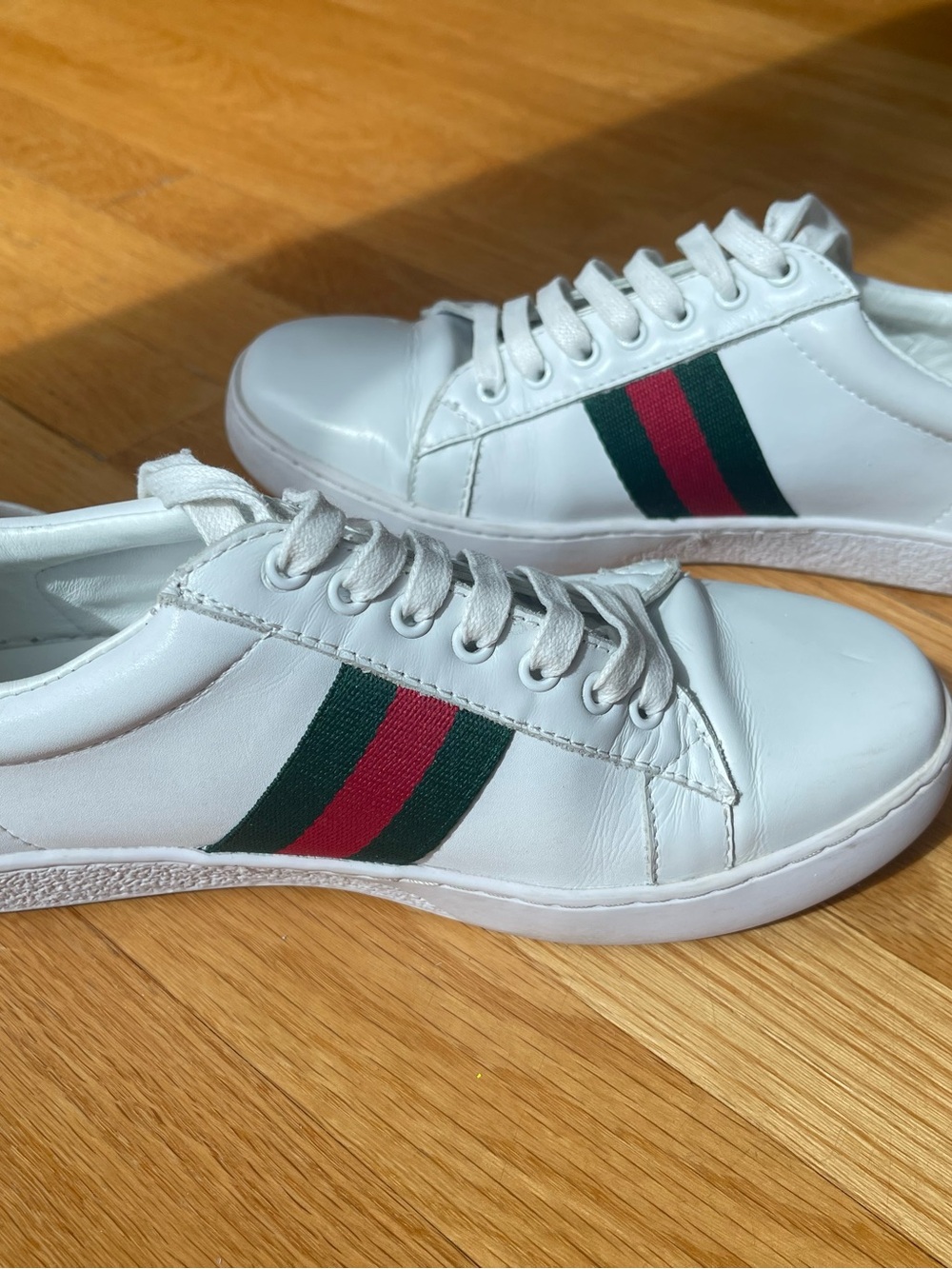 Women’s White Leather Low-Top Sneakers w/ Green and Red Stripe w/embroidered bee - Picture 4 of 8